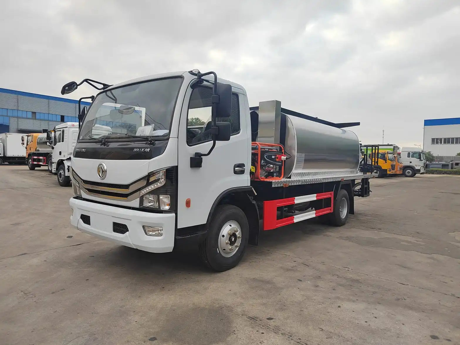 FEITENG RHD 6000L Intelligent Bitumen Distributor Truck Side View