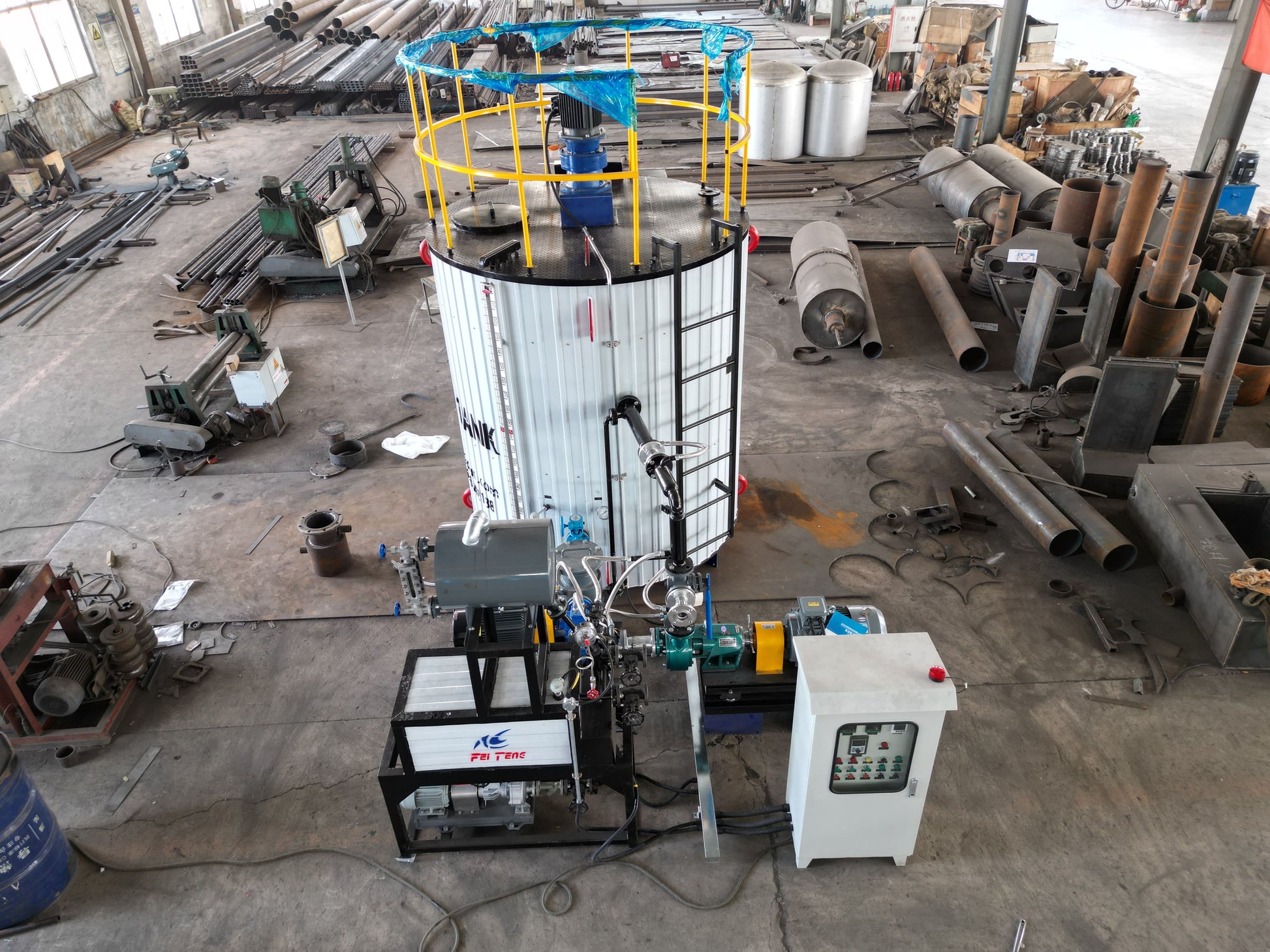 Integrated skid-mounted bitumen modification tank system for project-site operation